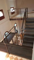 154-parapetto scala in acciaio verniciato trasparente con saldature a vista con scalino in ferro