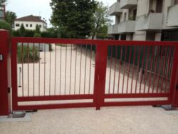 015-cancello in ferro verniciato rosso