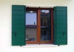 Scuri e finestra in legno colore a scelta
